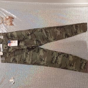 NWT . Size 28 Mens Levi Strauss  signature  pants camo (A1)